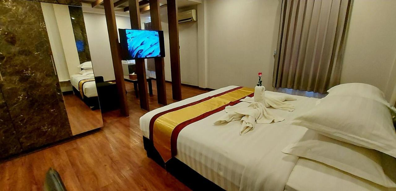 Royal Crown Hotel Yangon Esterno foto