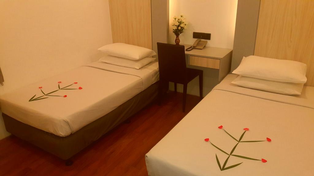 Royal Crown Hotel Yangon Esterno foto
