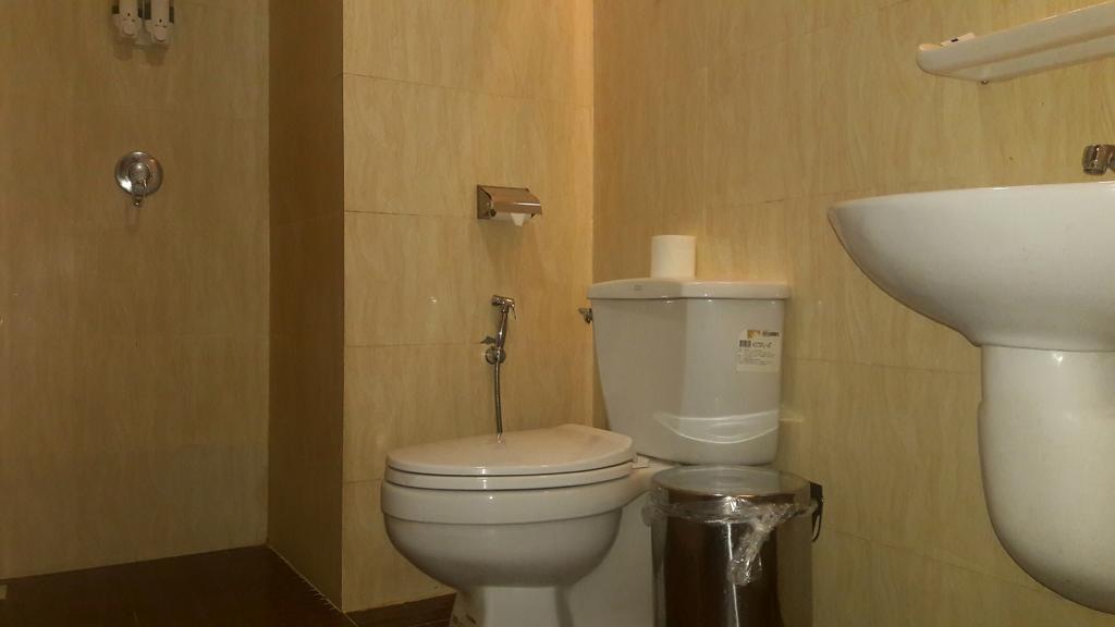 Royal Crown Hotel Yangon Esterno foto