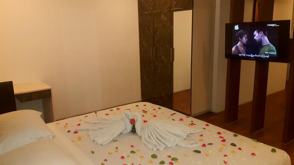 Royal Crown Hotel Yangon Esterno foto