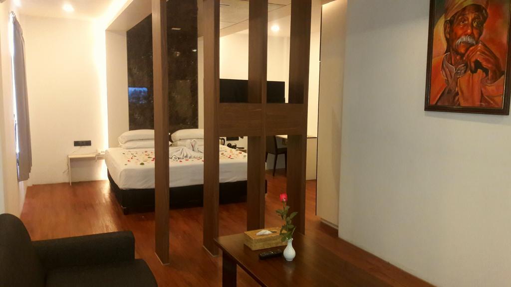 Royal Crown Hotel Yangon Esterno foto