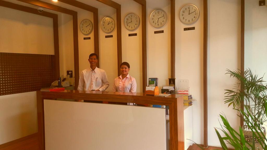 Royal Crown Hotel Yangon Esterno foto