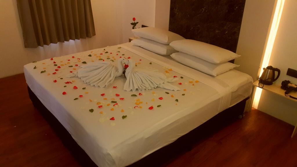 Royal Crown Hotel Yangon Esterno foto
