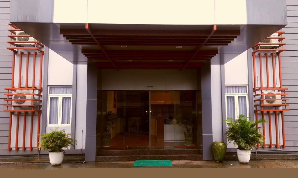 Royal Crown Hotel Yangon Esterno foto